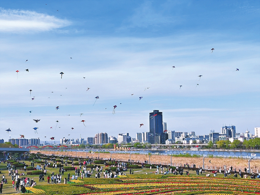 太原：市民纷纷走出家门 享受春日暖阳